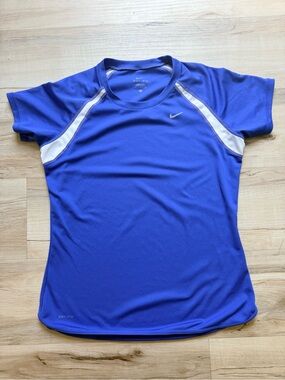 Nike Dri-FIT Women’s M Blue White Colorblock Crew Neck Athletic T-shirt